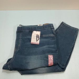Signature Levi Strauss 26L pull on skinny jeans. NWT. Cropped
